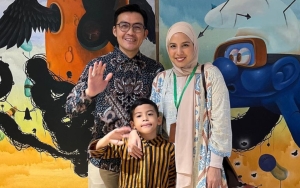 Tangan Anak Tya Ariestya Retak Usai Jatuh dari Scooter, Sudah Jalani Operasi Pasang Gips