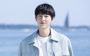 Papa Baru Sibuk Kerja, Cara Song Joong Ki Perlakukan Fans di Jalanan Curi Perhatian