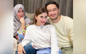 Ibunda Syahnaz Nobar Latihan Tenis Bareng Besan, Gestur Jari Jadi Sorotan