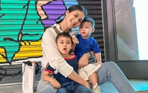 Diganggu Sang Adik Saat Latihan Salat, Respons Kiano Putra Tampan Paula Verhoeven Tak Terduga