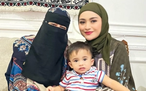 Jenguk Adzam Anak Nathalie Holscher, Bawaan Umi Pipik Disorot