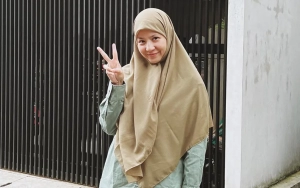 Pakai Gaya Hijab Beda dari Biasa Saat Ngonten Makan, Natasha Rizky Dipuji Kiyowo