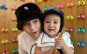Kompak Pose Melas, Potret Rafathar dan Rayyanaza Cipung Ramai Dijadikan Bahan Lawak