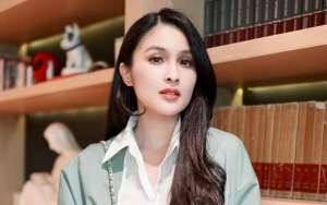 Jarang Umbar Momen Shopping, Aksi Sandra Dewi Galau Pilih-pilih Bando Curi Atensi
