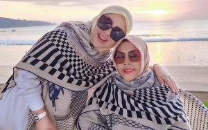 Syahrini Diduga Biarkan Sang Ibu Pakai Sandal Bekas Miliknya