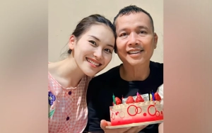 Ayu Ting Ting Hentikan Ayah Rozak yang Omeli Haters Usai Dicibir Gegara Live Jualan