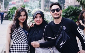 Syahnaz Sadiqah Duduk di Samping Ibunda Jeje Govinda, Ekspresi Hingga Gesture Disorot