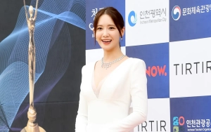 Blue Dragon Series Awards 2023: YoonA SNSD Memikat dengan Gaun Punggung Terbuka