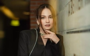 Enzy Storia Pamer Selfie dengan Bando Unik Sontak Ramai Digoda