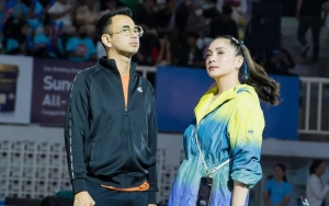 Aksi Keren Raffi Ahmad Main Tenis Pakai Setelan Jas Bikin Nagita Slavina Senyum-Senyum Sendiri