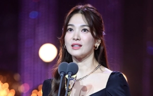 Blue Dragon Series Awards 2023: Perubahan Ekspresi Song Hye Kyo di Atas Panggung Disorot