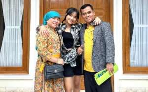 Oma Dewi Ultah, Kado Frans Faisal Kakak Fuji An Bikin Sang Ibu Terharu