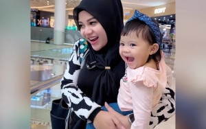 Ketagihan, Ekspresi Ameena Makan Stroberi Sukses Bikin Aurel Hermansyah Ngakak