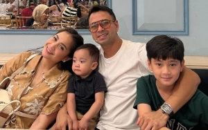 Raffi Ahmad Ajak Anak Berjemur Bak Family Man Sejati, Rayyanza Pamer Gaya Andalan