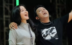 Vibes Denny Caknan Manggung Ajak Istri Disebut Beda, Style Bella Bonita Ikut Digunjing