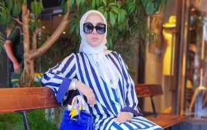 Syahrini Pose Manja Mainkan Baju, Respons Nyelekit Justru Berhamburan