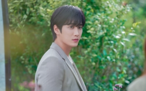 Akhlak Ahn Bo Hyun Tuai Kontroversi, Staf Yang Pegangi Naskah 'Yumi's Cells' Buka Suara