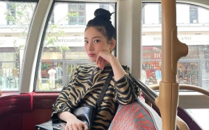 Visual Makin Menawan Dengan Balutan Halterneck, Suzy Lakukan Trend Pose Viral 