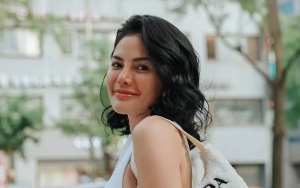 Liburan ke Luar Negeri, Nikita Mirzani Nempel Manja ke Bule Ganteng 