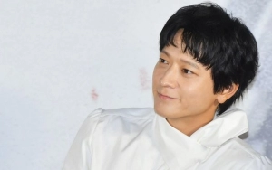 Kang Dong Won Sukses Bikin Kejutan Usai Bawa 'Hati' Saat Sesi Foto Di Acara Film Barunya
