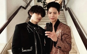 V BTS & Park Bo Gum Pose Karismatik Untuk CELINE di Jepang, Ada Yang Kurang?