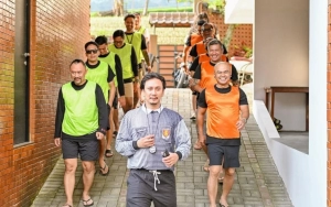 Siap Lawan Aktor, Desta dan The Prediksi Datang Pakai Helm Pemusnah Ketampanan ke 'Bahkan Voli'