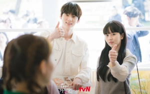 Lirikan Hwang Minhyun Ke Kim So Hyun di Lokasi 'My Lovely Liar' Jadi Bahan Gosip