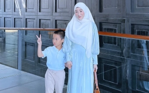 Putra Larissa Chou Manja ke Pacar Baru Sang Ibu, Aksi Pamer Love Sign Kiyowo