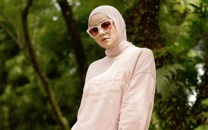 Olla Ramlan Pakai Dress dengan Belahan Hingga Ubah Gaya Hijab Biarkan Leher-Telinga Terpampang
