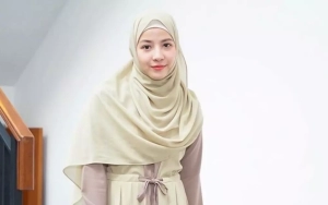 Tanpa Gamis Gombrong, Natasha Rizky Tetap Tampil Kece dengan Celana Jeans Kala Naik Vespa
