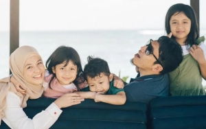Natasha Rizky dan Desta Kompak Ciumi Anak Di Unggahan Terbaru Seraya Singgung Kangen