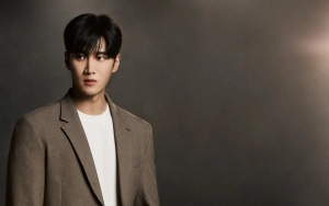 Dijuluki Jisoo's Man, Ahn Bo Hyun Pikat Fans Dengan Setelan Kulit & Sweter di Milan Fashion Week