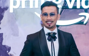 Biasa Kocak, Denny Sumargo Tampil Gagah-Berwibawa Pakai Seragam CEO