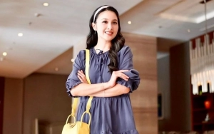 Biasa Tampil Stunning, Gaya Sandra Dewi Pakai Sandal Jepit Ramai Disorot