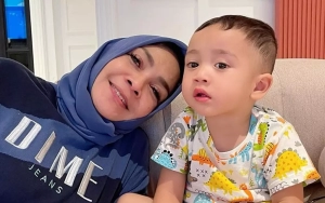 Rieta Amilia Ibu Nagita Slavina Siaga Ikut Temani Rayyanza di Rumah Sakit