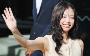 Sikap Manis Jennie BLACKPINK Sapa Fans di Bandara Sukses Bikin Luluh