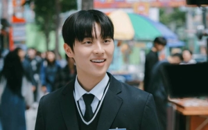 Video Diduga Choi Hyun Wook 'Twinkling Watermelon' Merokok & Gandeng Cewek Viral
