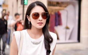 Sandra Dewi Ngereog Gegara Terpapar Matahari, Kulit Putihnya Seketika Gosong
