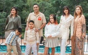 Biasa Ceria, Nia Ramadhani Curcol Stres Saat Ibu Masuk Rumah Sakit