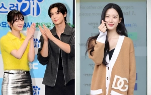 Cha Eunwoo ASTRO Posting Foto Bareng Park Gyu Young & Moon Ga Young Pakai Cara Berbeda