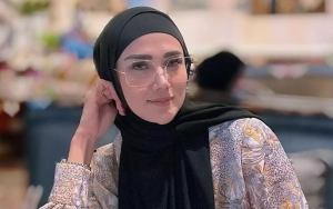 Mulan Jameela Tampil Beda dengan Style Hijab Bak Biarawati