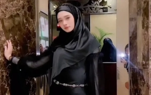 Inara Rusli Memesona Berbalutkan Baju Tradisional Korea ketika Terima Penghargaan