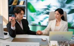 Kim Yoo Jung Salah Tingkah Lihat Abs Song Kang di Bocoran Adegan 'My Demon'