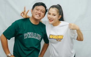 Bella Bonita Beri Denny Caknan Kejutan Ultah di Depan Ratusan Orang