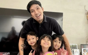 Desta Punya Tradisi Unik Saat Bungkus Kado Ultah Anak