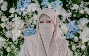 Umi Pipik Tak Kuasa Menahan Tangis Kala Melepas Anak Bontotnya