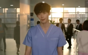 Lee Jong Suk Kenang Momen Bahagia Usai Syuting Adegan Mandi di 'Doctor Stranger'