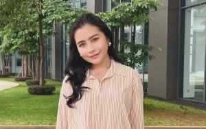 Prilly Latuconsina Bawakan Lagu Galau Kala Manggung Bareng Penyanyi Indie