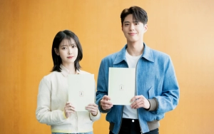 Penampilan Jadul IU & Park Bo Gum di Lokasi 'When Life Gives You Tangerines' Buat Kaget