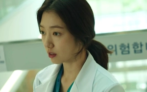 Style Effortless Park Shin Hye di 'Doctor Slump' Curi Perhatian
